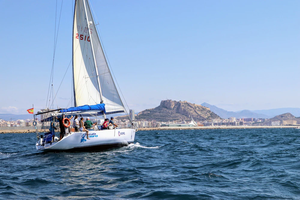 Foto de Academia Náutica Océano - Cursos, Prácticas, Vela, Radio, Chárter