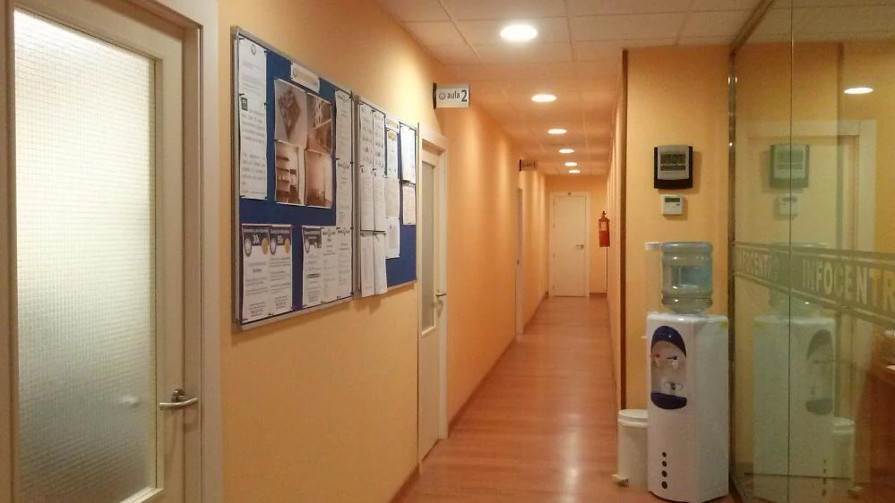 Portada de INFOCENTRO academia de Informática y Oposiciones