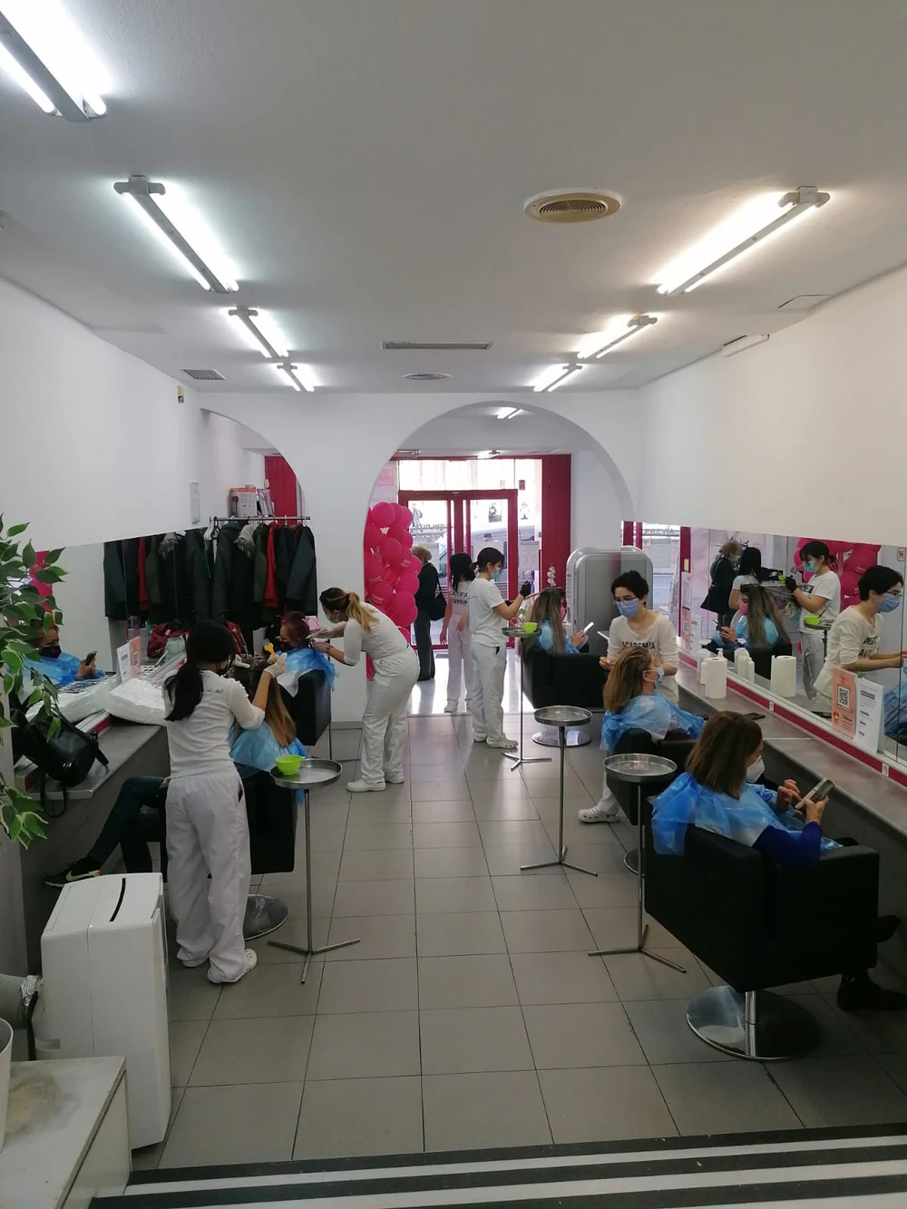 Foto de C&C ACADÈMIA CASANOVA BARCELONA (MERIDIANA). Academia de Peluquería, Barbería y Estética.