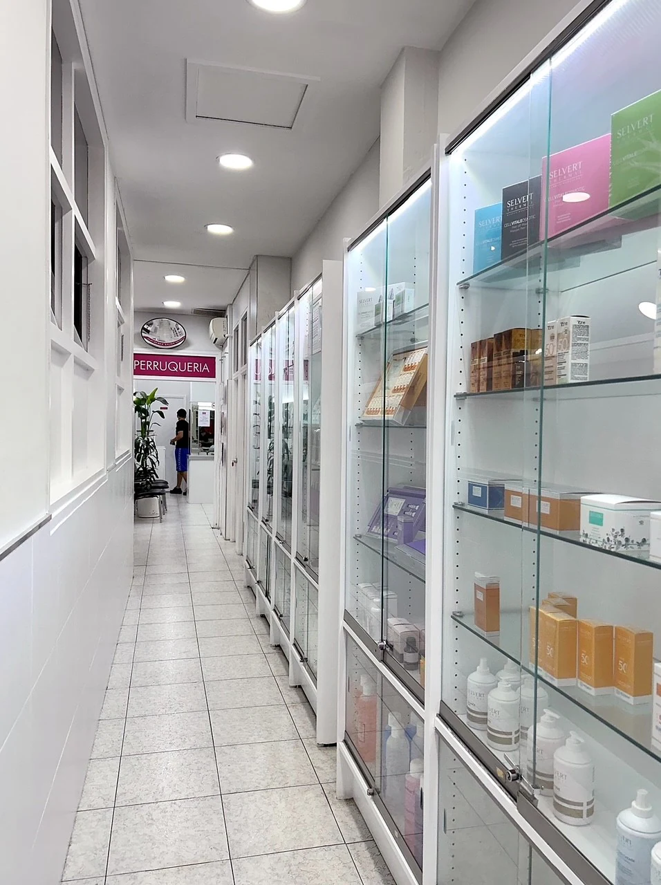 Foto de C&C ACADÈMIA CASANOVA BARCELONA (MERIDIANA). Academia de Peluquería, Barbería y Estética.
