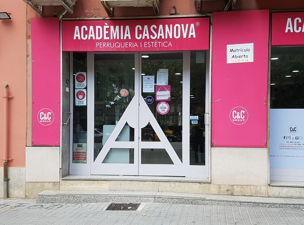 Foto de C&C ACADÈMIA CASANOVA BARCELONA (MERIDIANA). Academia de Peluquería, Barbería y Estética.