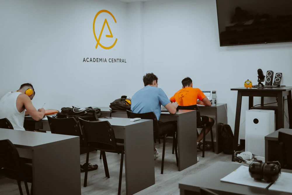 Academia Central Station