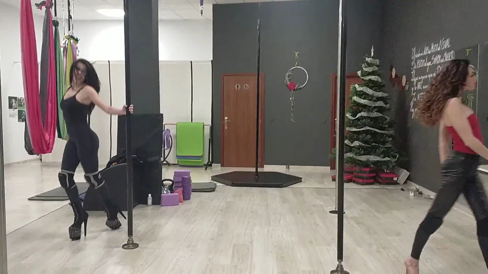 Foto de POLE DANCE BADAJOZ AWAKEN STUDIO