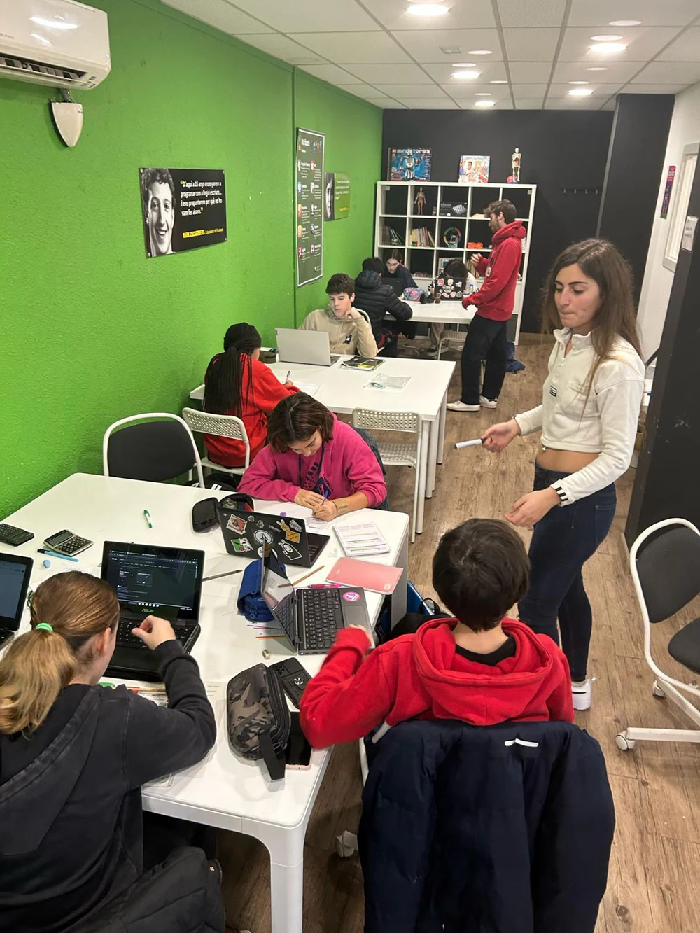 Foto de Acadèmia CECOM (Lloreda)