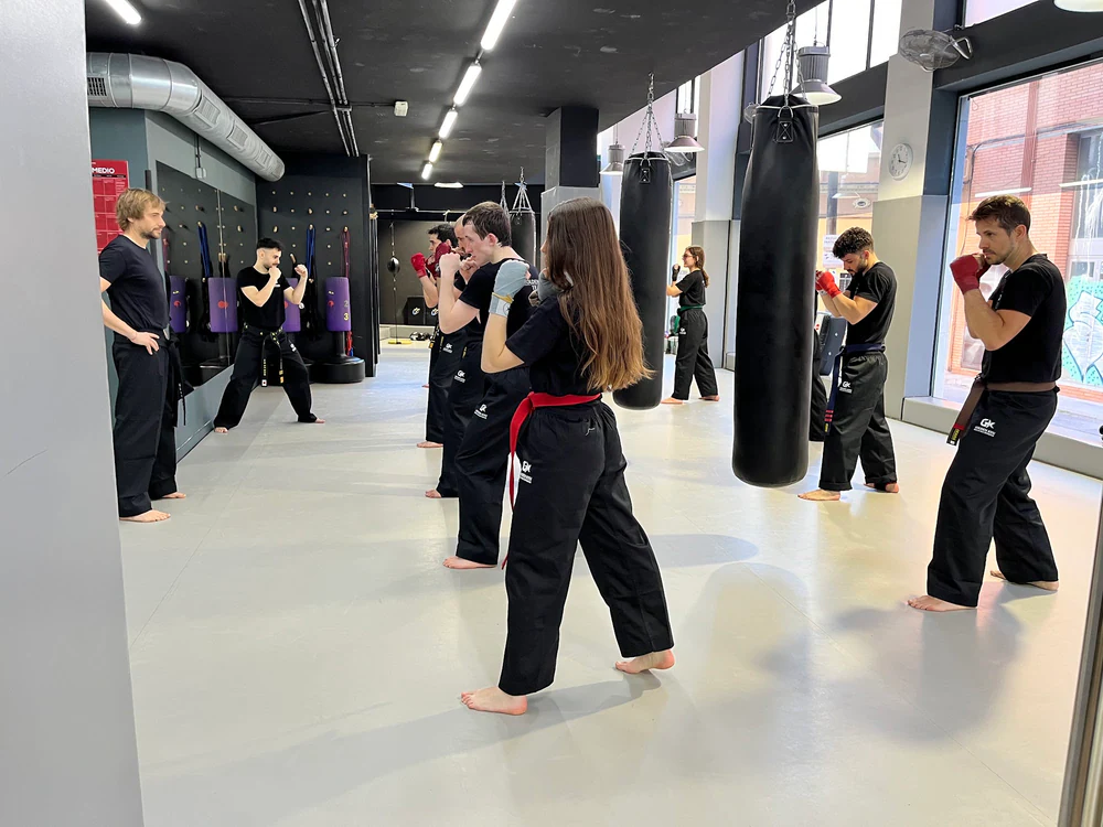 GOLDEN KYU LES CORTS | Artes marciales - Kick Boxing - Entrenamiento Personal