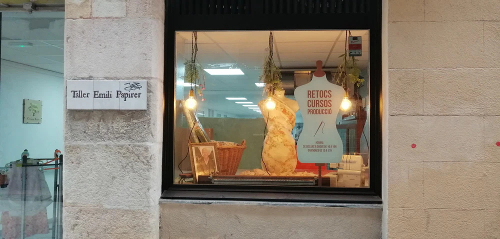 Foto de Arreglos de Roba i Formació en Costura - Fundació Roure