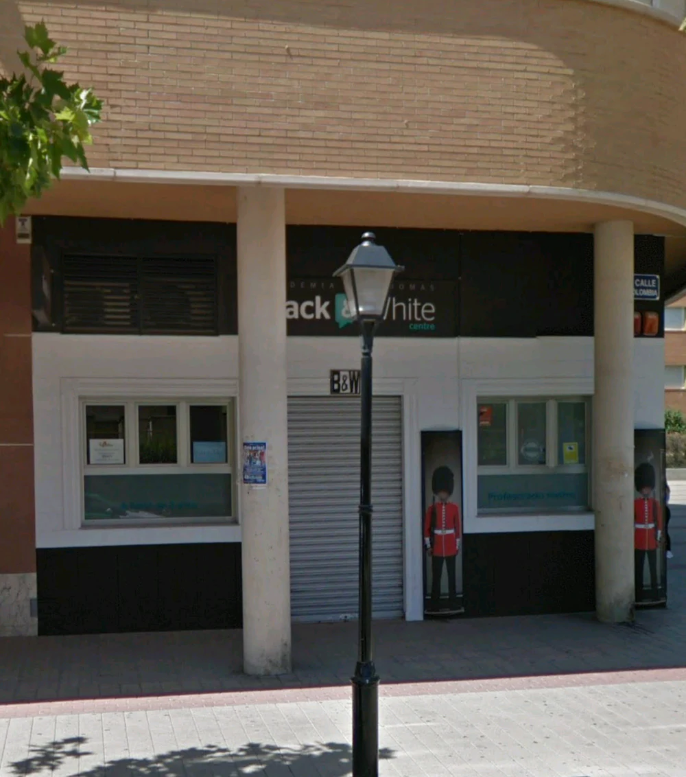 Black & White Centre