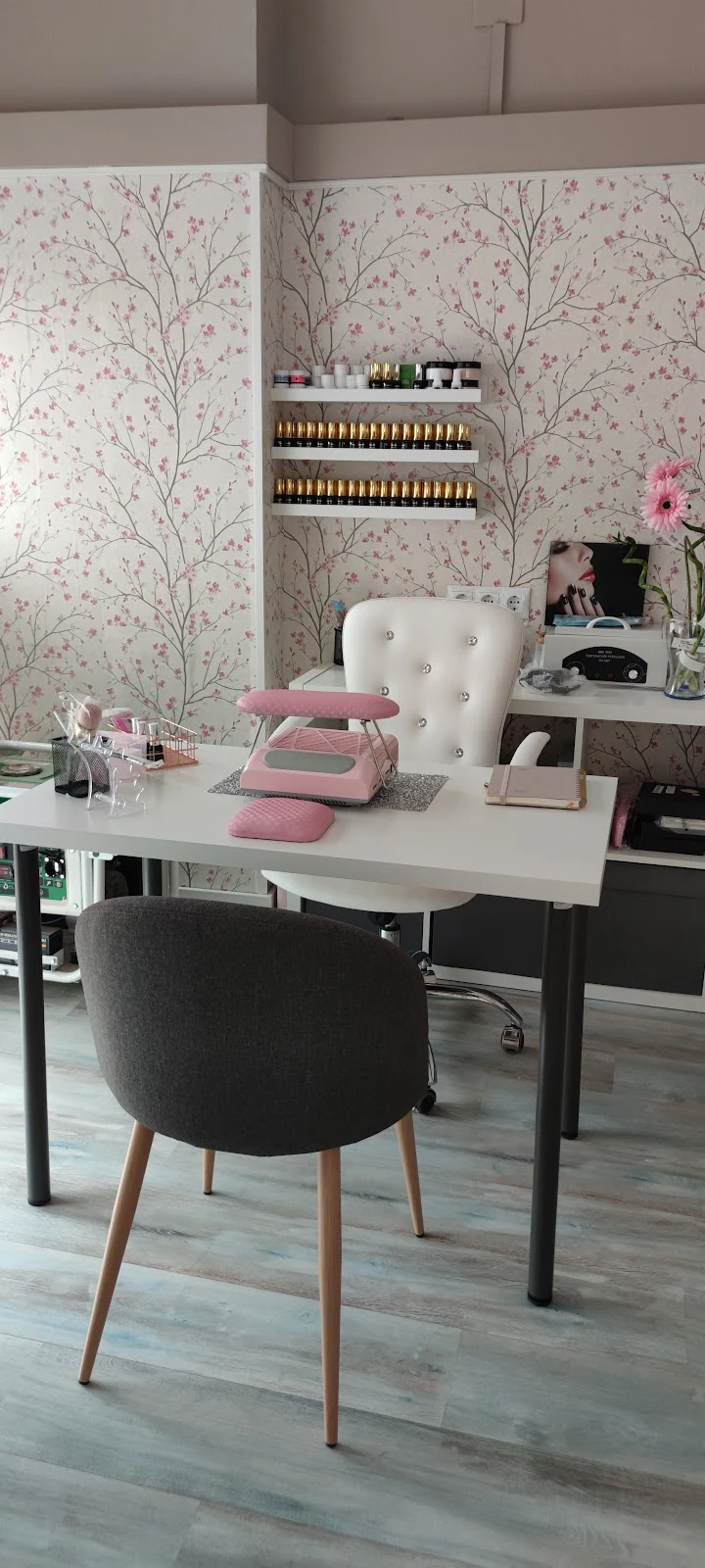 Salon y Academia deluxe nails Centro y formacion de manicuras con la gran NAILSBYLARITA MASTER EDUCADORAS Y FORMADORA