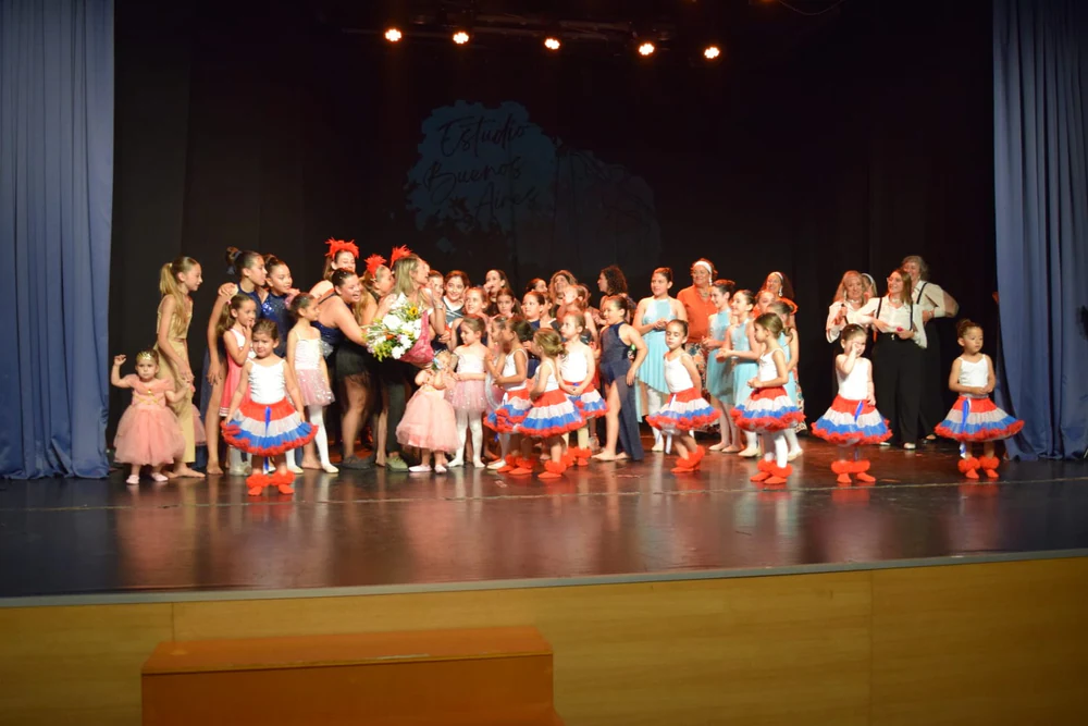 Foto de M.C. Dance(APRÉN A BALLAR) - ACADEMIA BAILE ALBAL --VALENCIA