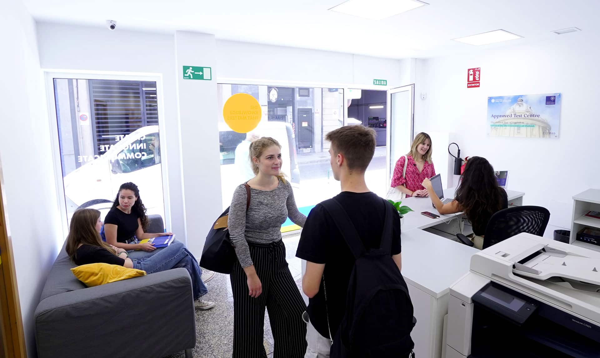 Logo de Language Campus 🌍- Academia de idiomas en 7 Palmas